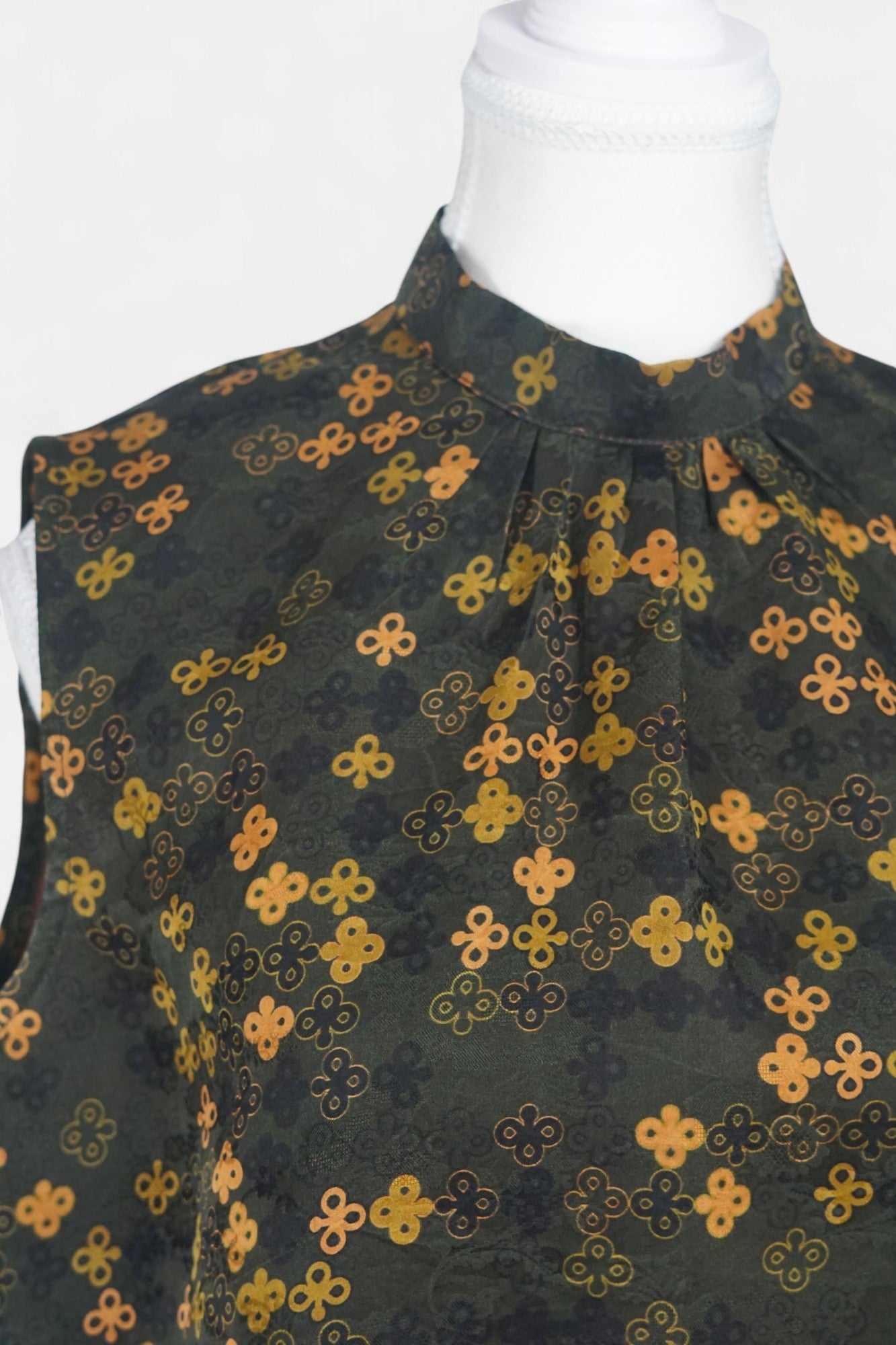 Gambiered Guangdong Gauze Silk Sleeveless Top | Geometric Jacquard