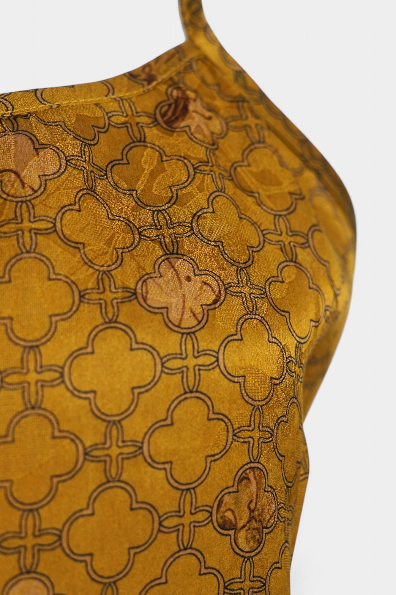 Gambiered Gauze Silk Blazer & Camisole Set | Gold Geometric Print