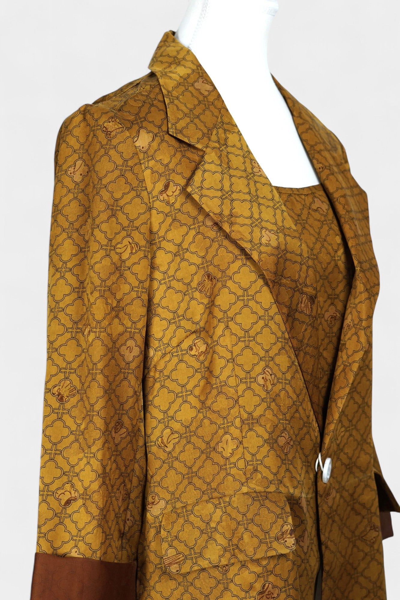 Gambiered Gauze Silk Blazer & Camisole Set | Gold Geometric Print