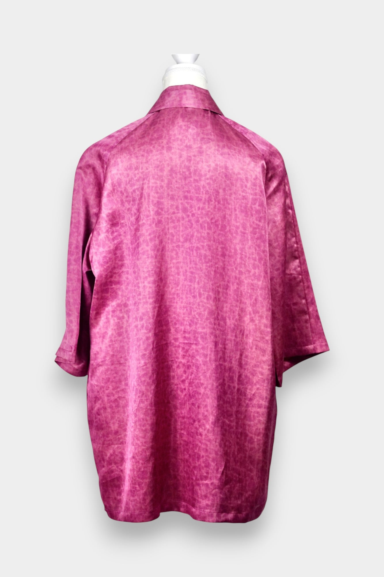 Mottled pink raspberry Gambiered Guangdong Gauze silk coat with tie belt.