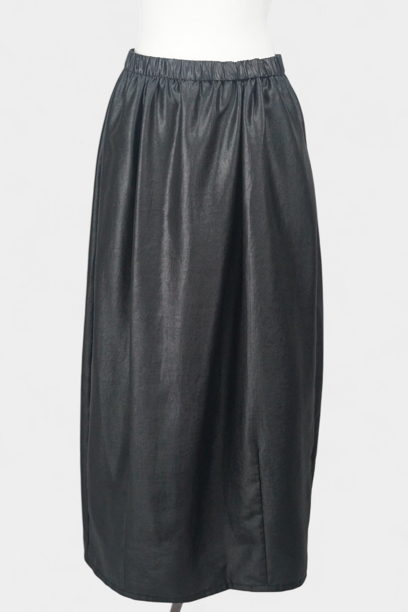 Black Xiangyun Sha silk skirt with elastic waistband and characteristic leather-like sheen