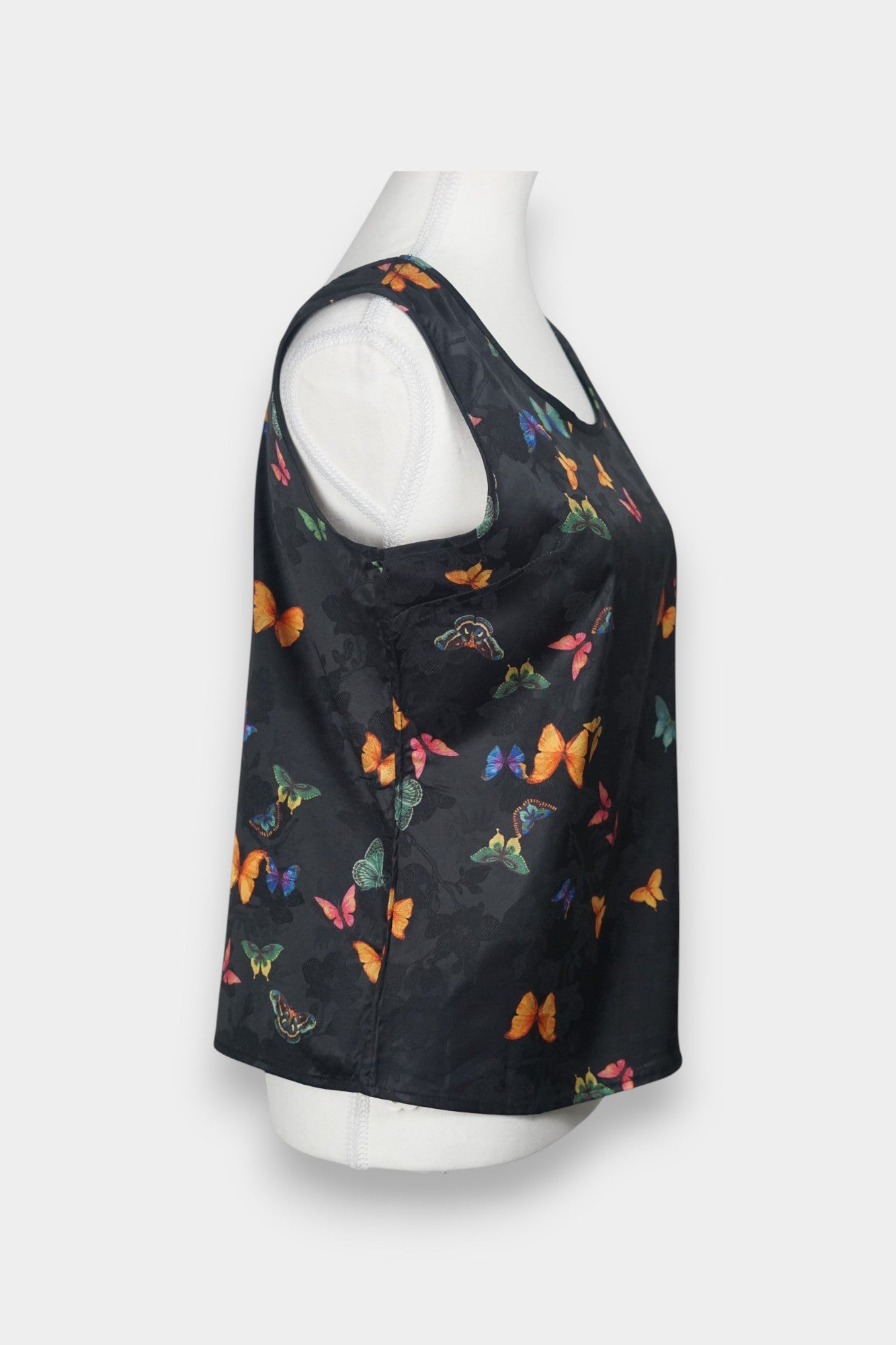 Women's sleeveless top made from dark Xiangyun Sha (Gambiered Silk), featuring a mandarin collar and unique matte sheen