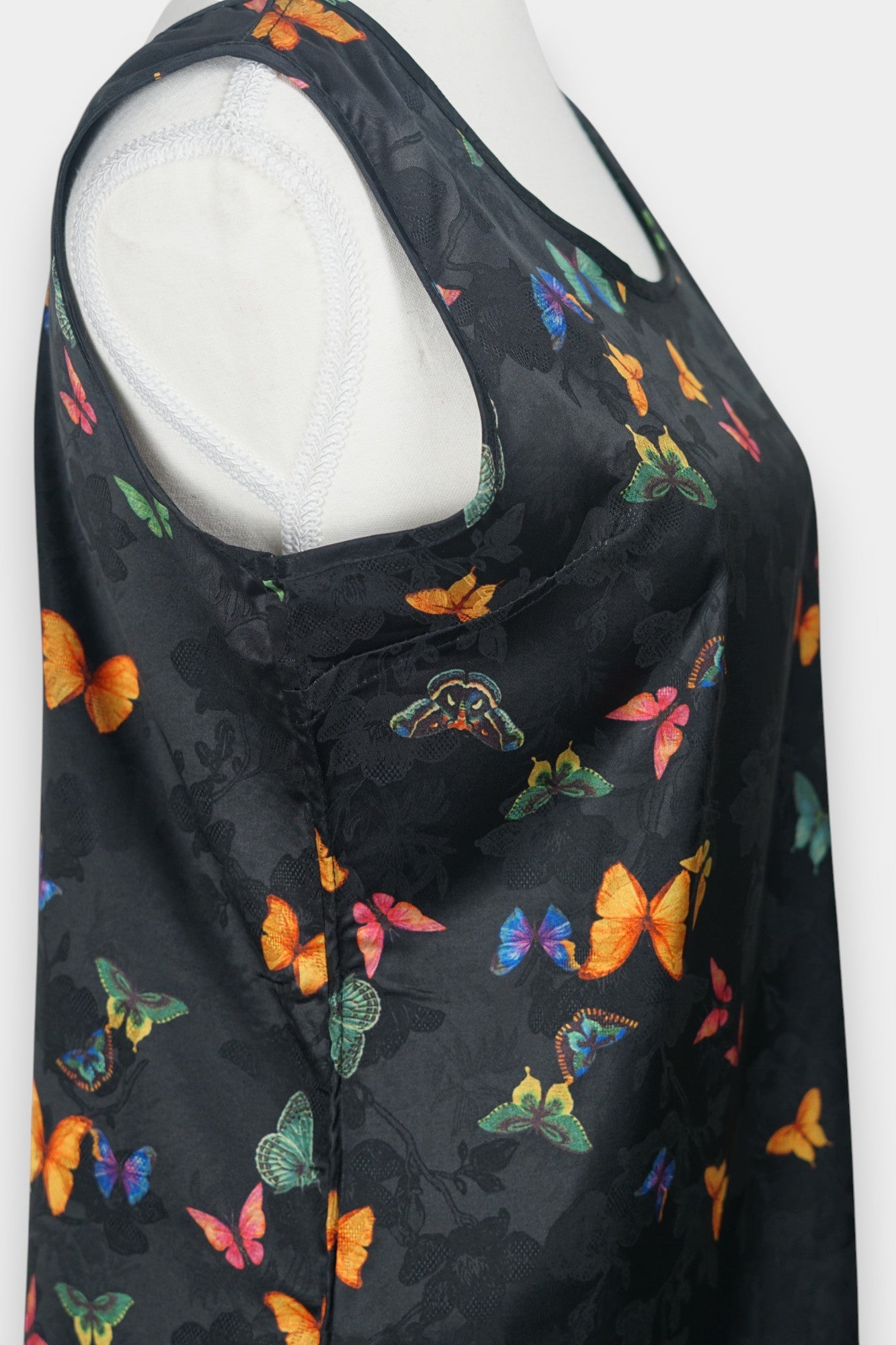 Women's sleeveless top made from dark Xiangyun Sha (Gambiered Silk), featuring a mandarin collar and unique matte sheen