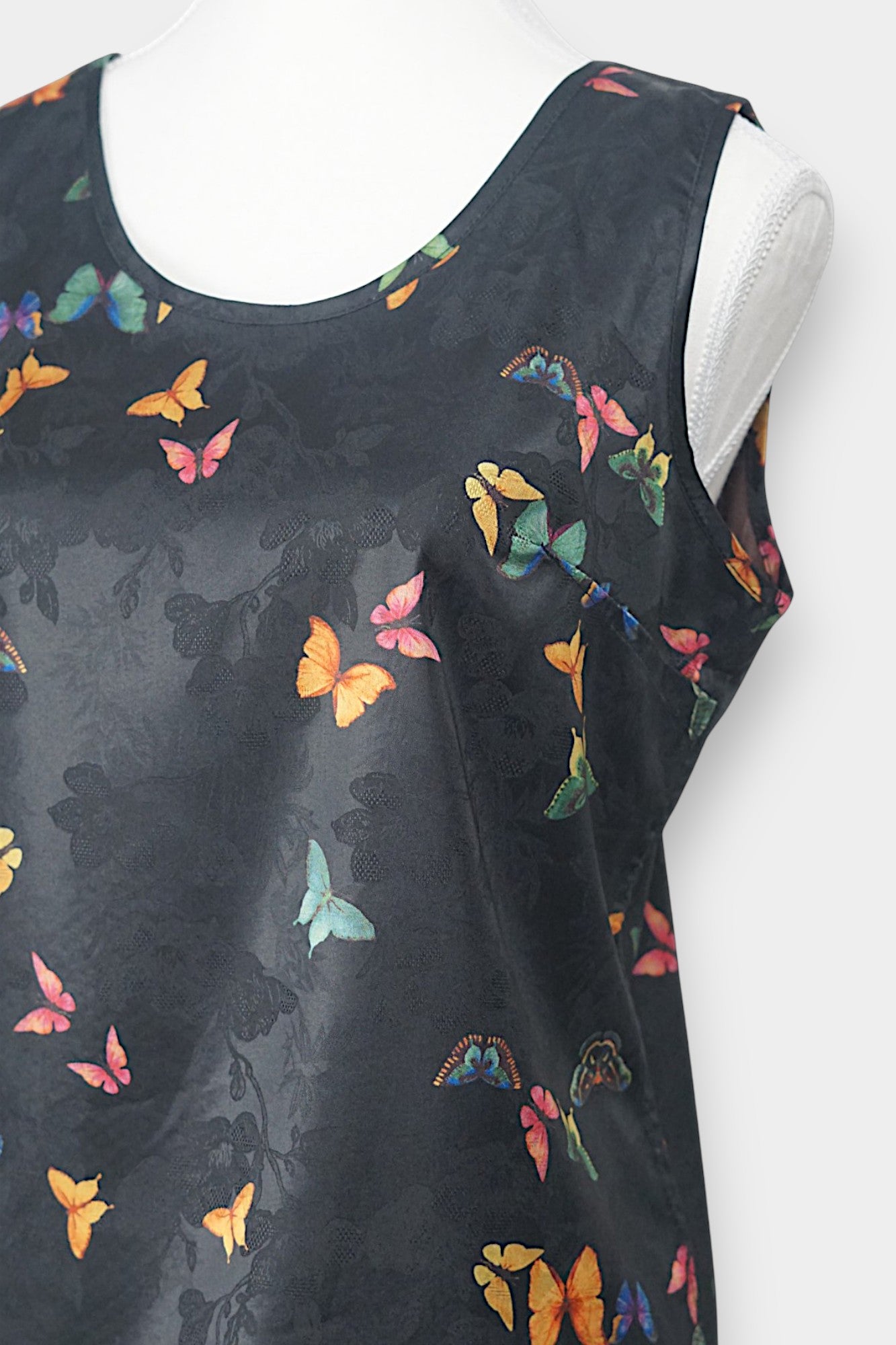 Women's sleeveless top made from dark Xiangyun Sha (Gambiered Silk), featuring a mandarin collar and unique matte sheen