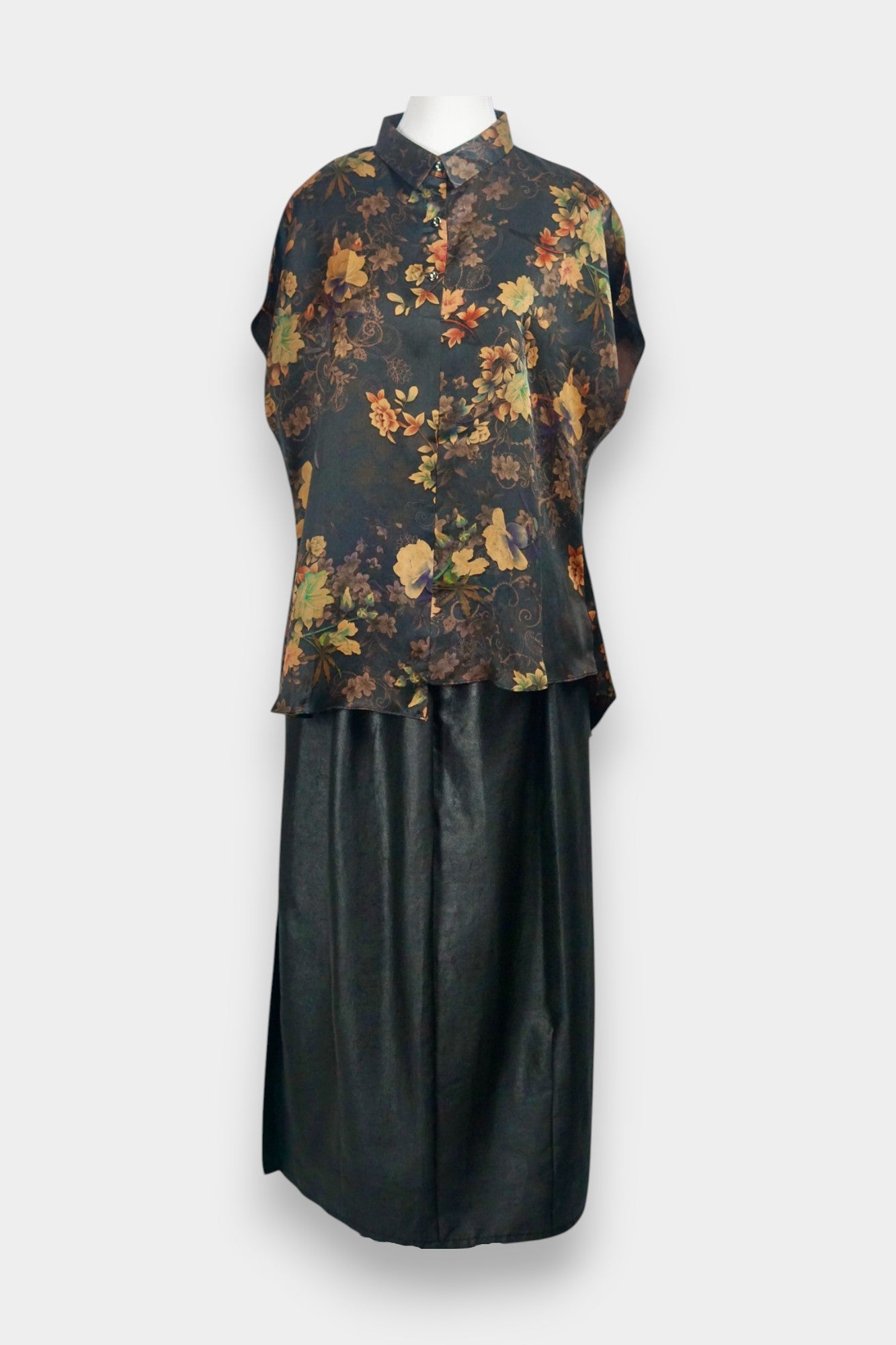 Vintage style botanical print top, black and gold flower pattern short sleeve shirt for women