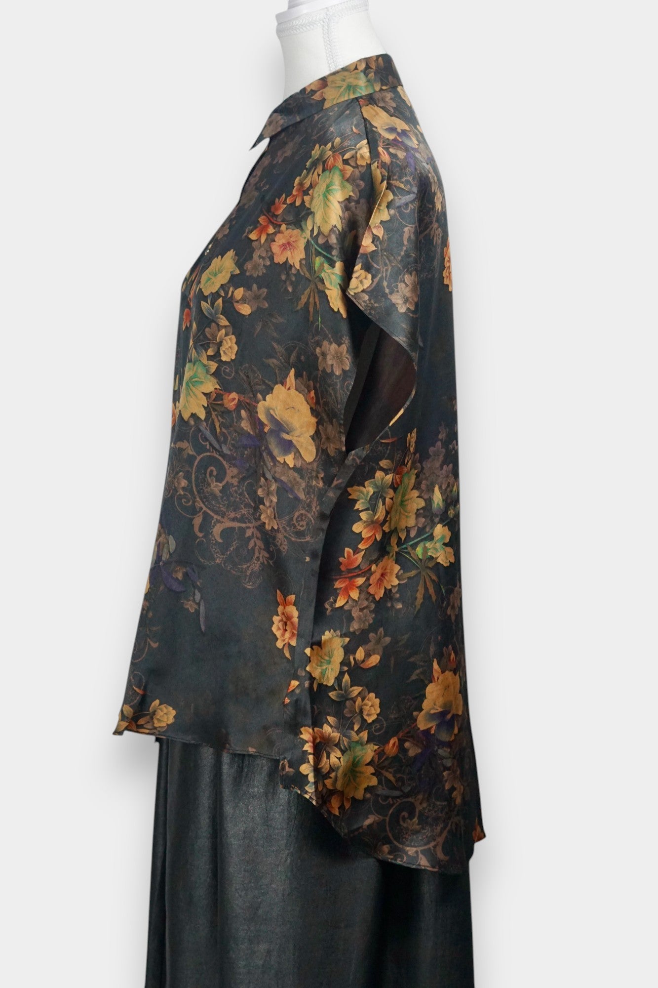 Vintage style botanical print top, black and gold flower pattern short sleeve shirt for women